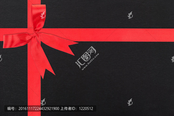 紅絲帶和弓禮品盒包裝黑紙背景