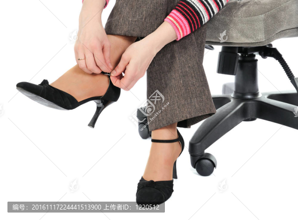 黑色鞋子中的女人的手和腿