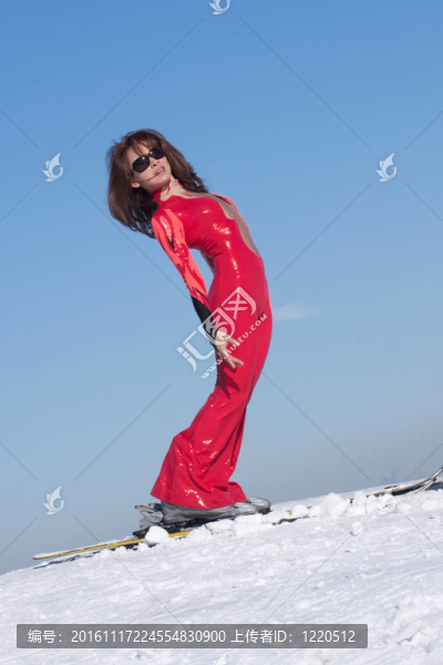 滑雪的彈性女人