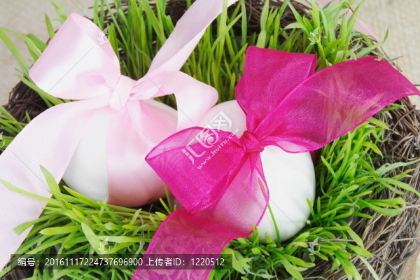 把復(fù)活節(jié)的雞蛋和草捆在籃子里