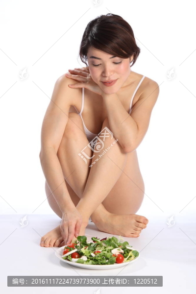 美麗的女孩與沙拉餐