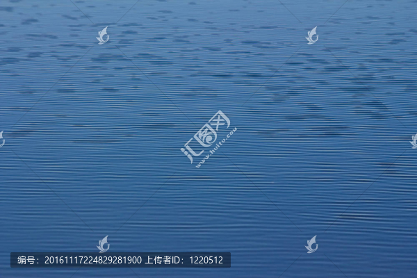 湖上的波浪