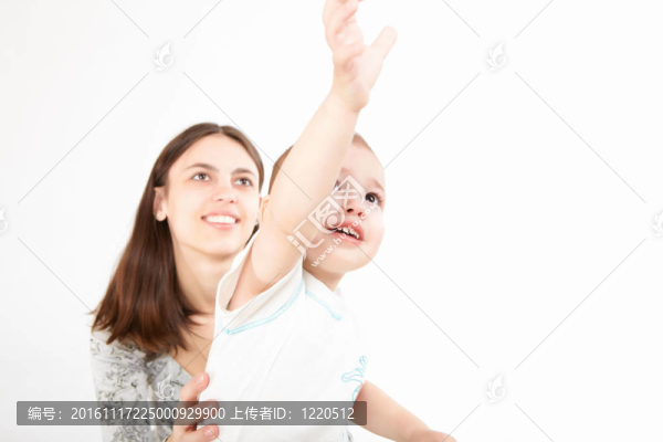 年輕母親和她的小兒子玩得很開心