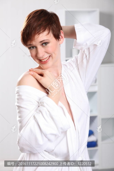 沐浴長(zhǎng)袍的健康女性