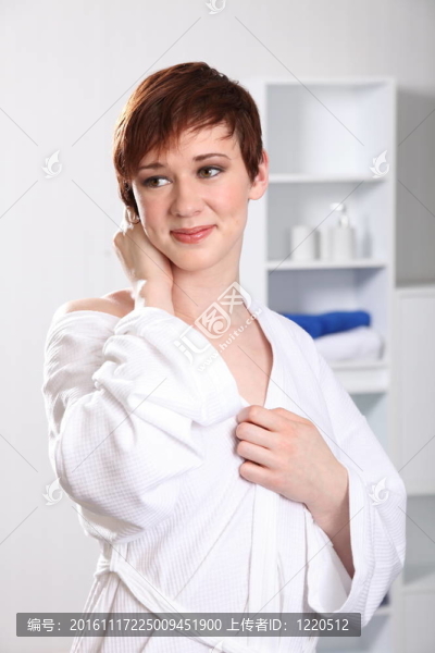 微笑的女人穿著浴袍