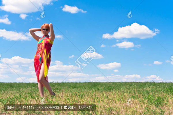 站在草地上的年輕女人