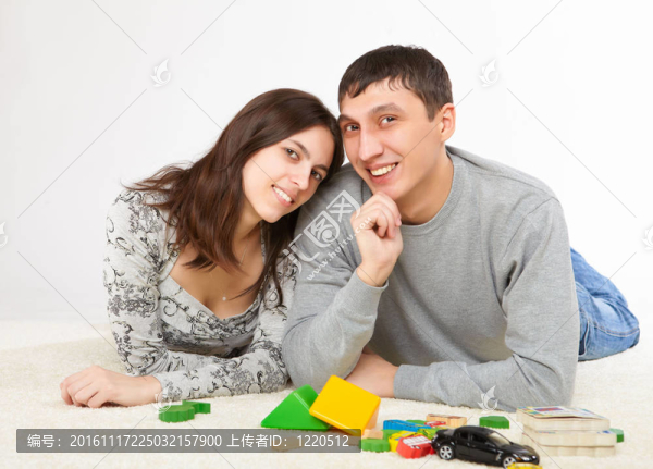 戀愛中的一對幸福的年輕夫婦