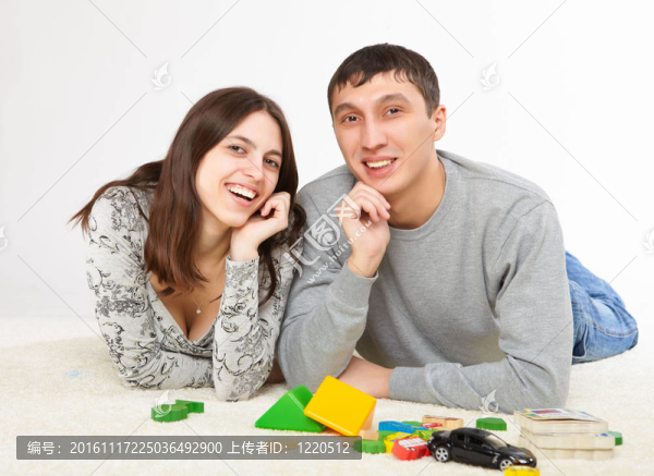 戀愛中的一對(duì)幸福的年輕夫婦