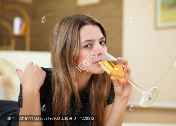 年輕女孩在家里喝香檳