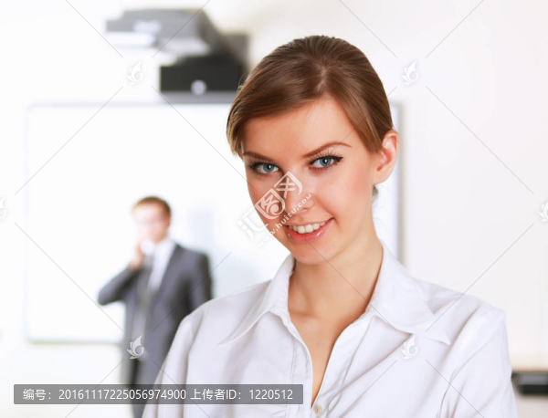 辦公室里的年輕女商人