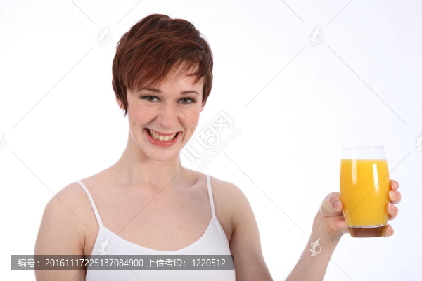 一杯橘子汁的女人