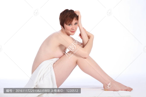 坐在地板上的女人用毛巾