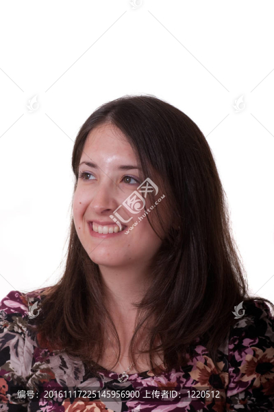 年輕的黑發(fā)女人花襯衫看別處