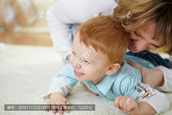 母親和兒子在家里的地板上
