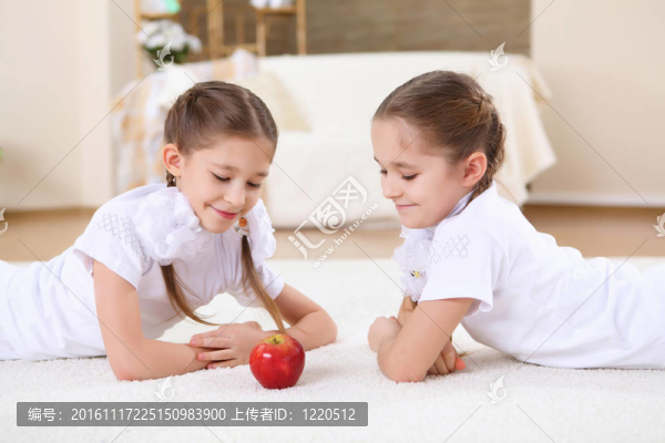 雙胞胎姐妹在家里