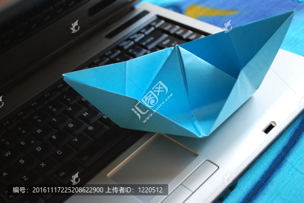 紙船航行在筆記本電腦上