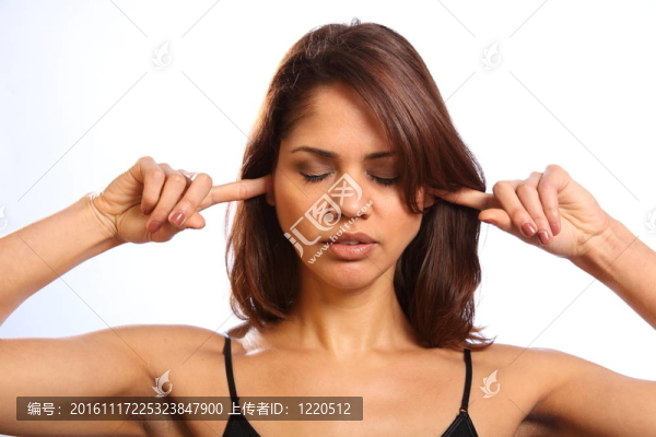 女人的手指在耳朵里閉上