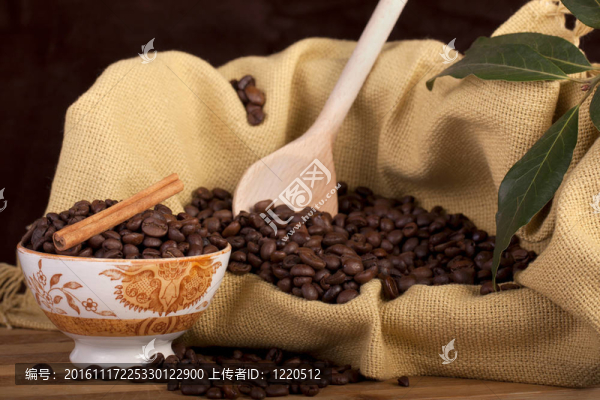 咖啡豆放在碗里
