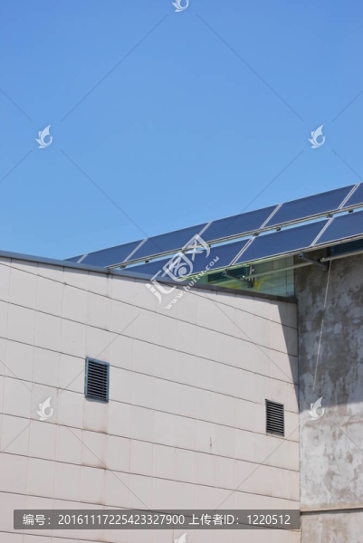 屋頂上的太陽能電池板