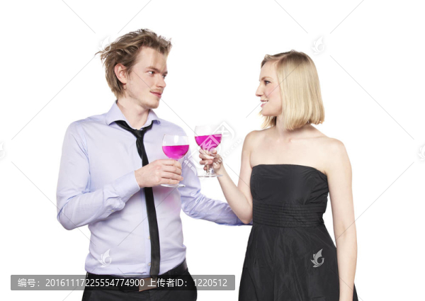 粉紅色的喝敬酒的年輕夫婦