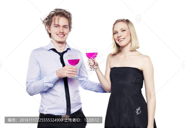 粉紅色的喝敬酒的年輕夫婦