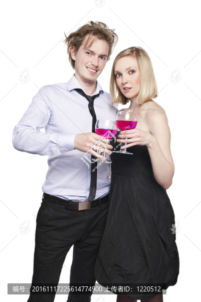 粉紅色的喝敬酒的年輕夫婦