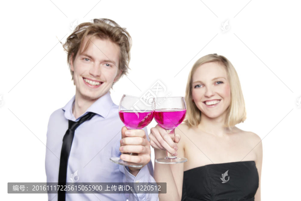 粉紅色的喝敬酒的年輕夫婦