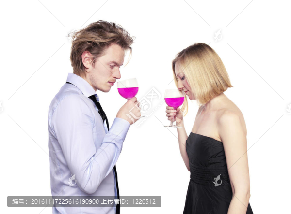 粉紅色的喝敬酒的年輕夫婦