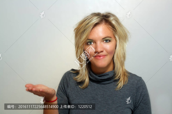 有魅力的年輕金發(fā)女主人（3）