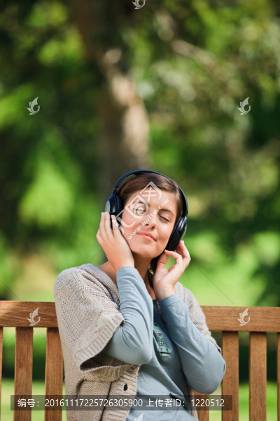 年輕的女人在聽一些音樂