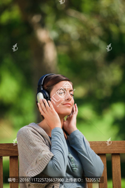 年輕的女人在聽一些音樂