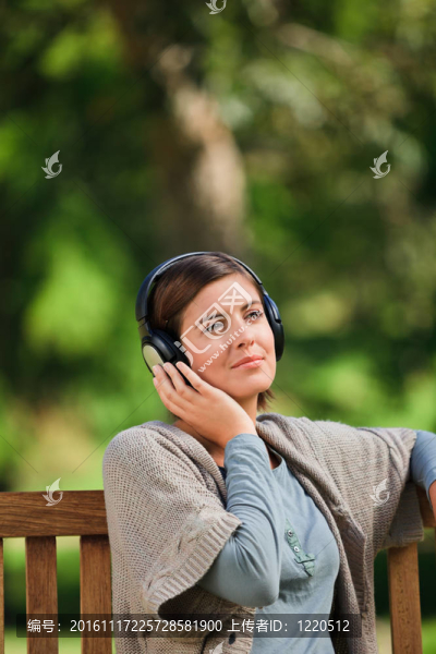 年輕的女人在聽一些音樂