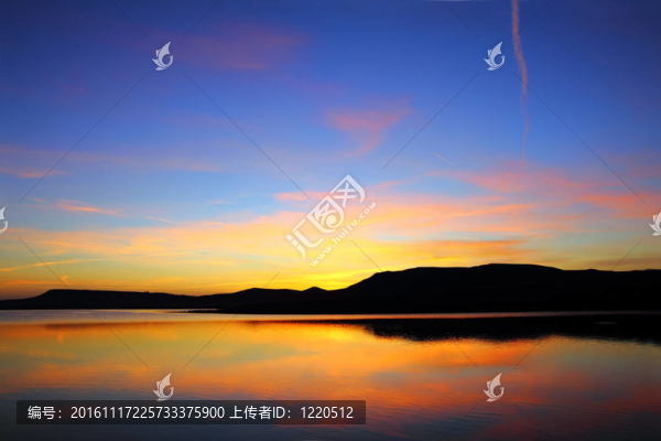 日出前的早晨湖