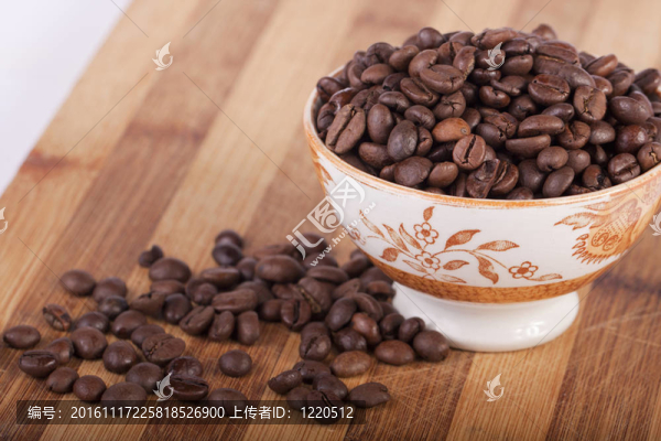 咖啡豆放在碗里