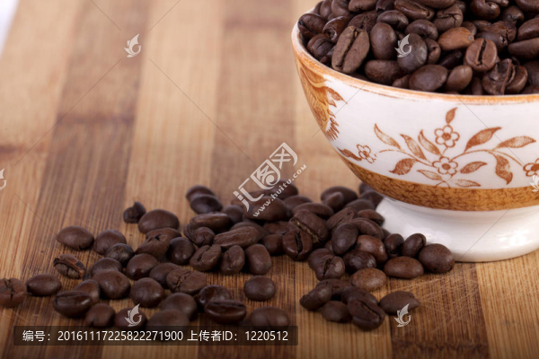 咖啡豆放在碗里