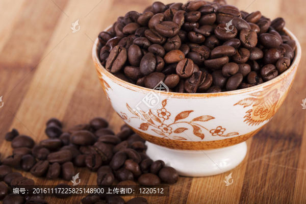 咖啡豆放在碗里