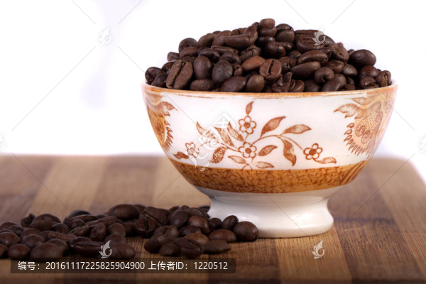 咖啡豆放在碗里