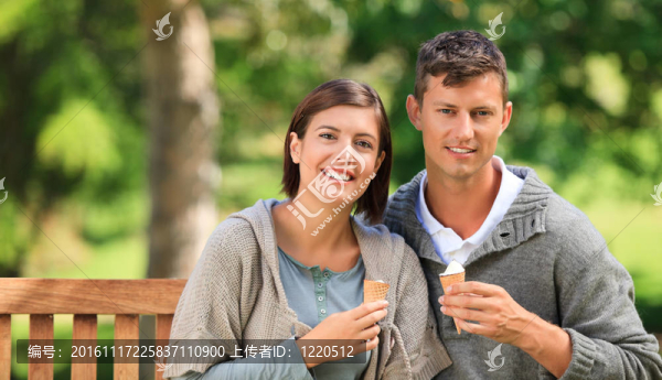 一對(duì)年輕夫婦吃冰淇淋