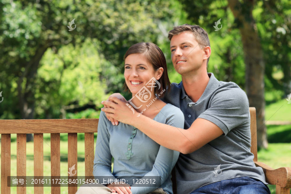 男人擁抱他的女朋友-匯圖網(wǎng) www.fosd68.com 男人擁抱他的女朋友