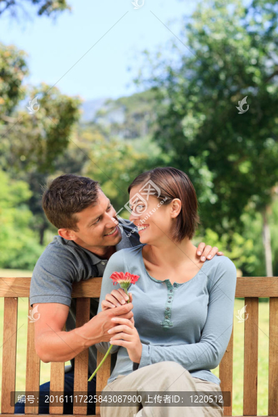 男人和他的妻子帶著一朵花