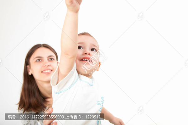 年輕母親和她的小兒子玩得很開心
