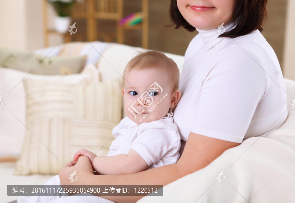 一位年輕的母親帶著她的嬰兒在家