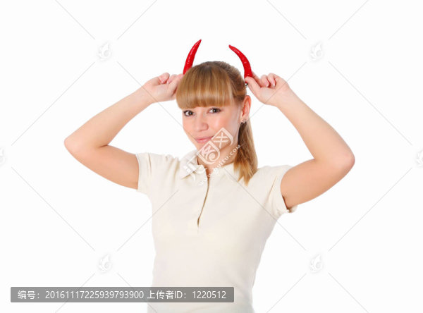有胡椒角的年輕女人