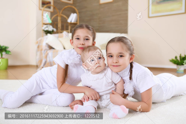 雙胞胎姐妹在家里