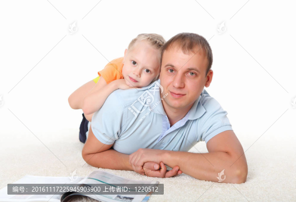 年輕的父親讀一本書給他的女兒