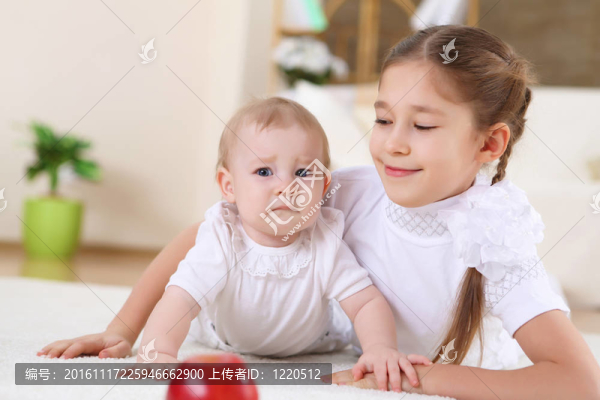 兩個(gè)小姐妹在家里