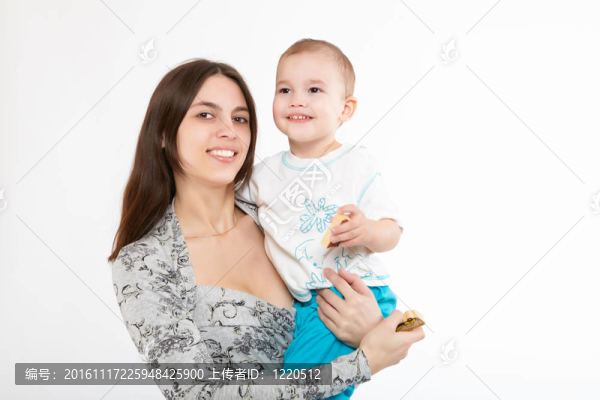 年輕母親和她的小兒子玩得很開心