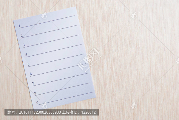 紙放在桌上