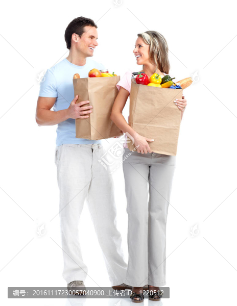 帶著一袋食品的購物夫婦