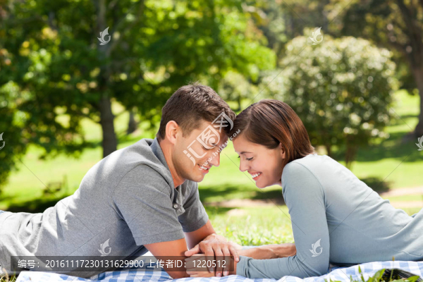 公園里的情侶
